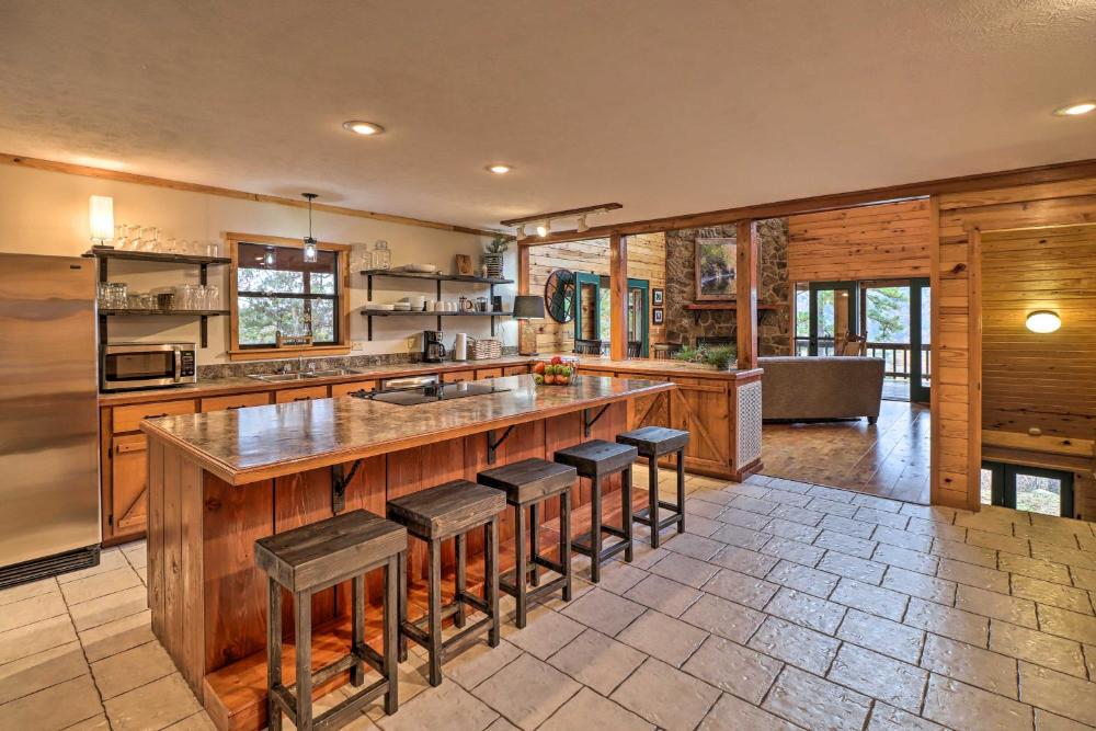 Piney Bluff Retreat with Mountain Views!